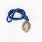 Medalla con cordón azul